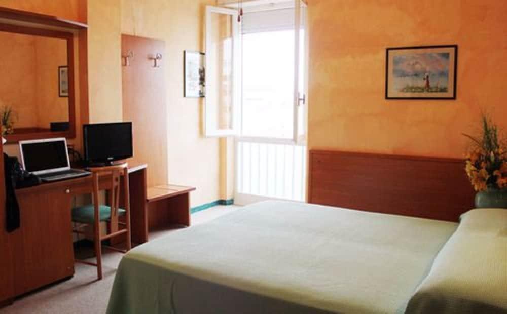 Hotel Plaza Пезаро Экстерьер фото